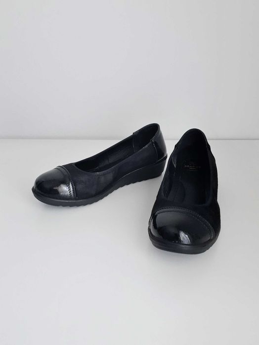 Sapatos pretos de cunha (tam. 37/38)