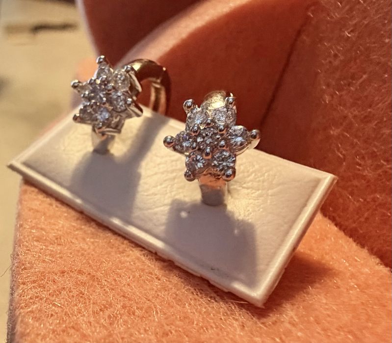 Par de brincos em prata.