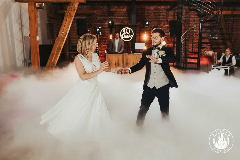 Ciężki dym na pierwszy taniec, taniec w chmurach / fontanny iskier