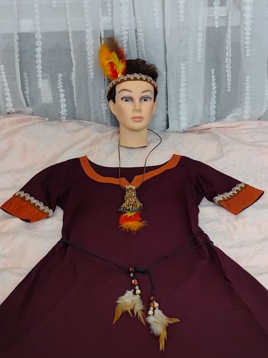 Strój przebranie Indianka 4 części roz S 
Składa się z sukienki uszytej ze stuprocentowej bawełny, fajnie ozdobionej. 
W komplecie jest pasek z rzemy
