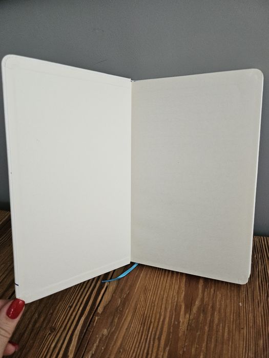 Notes z motywami podróży, biały, format A5.
Nowy. W oprawie twardej. N