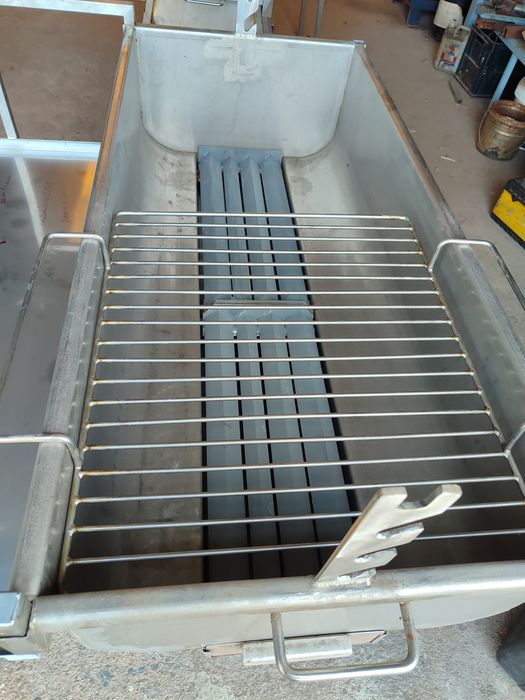Churrasqueira inox para porco no espeto e pernil