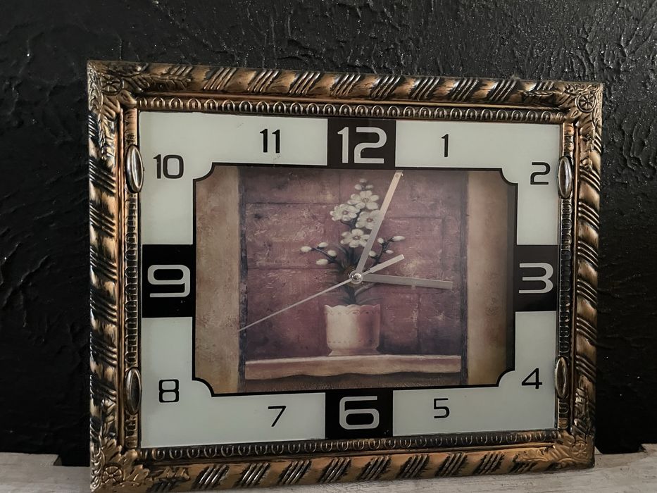 Zegar scienny na sciane do powieszenia stylizowany ma staro