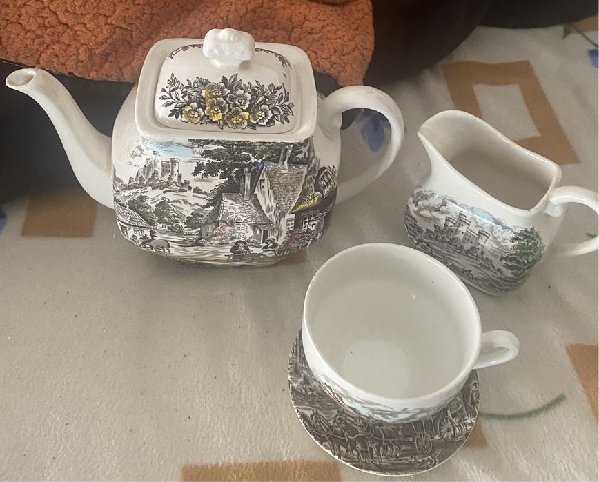 Conjunto chá vintage  made In England,bule ,leiteira e chávena