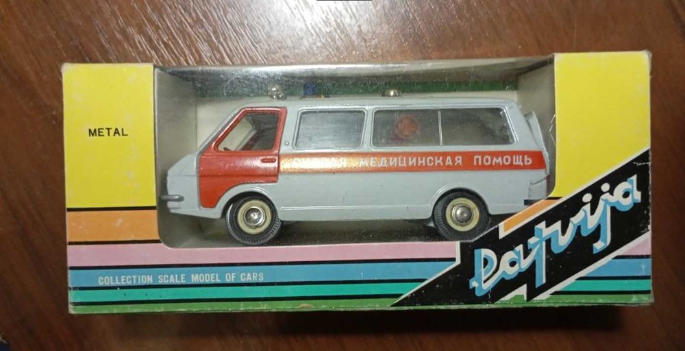 Продаю коллекционные модели машинок СССР масштаба 1:43. Газ 13