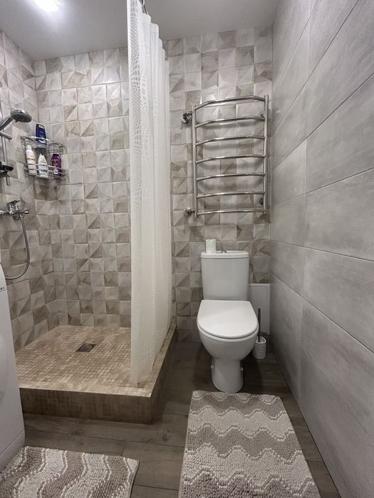 1 кім. в центрі, з технікою та посудом, від власника.