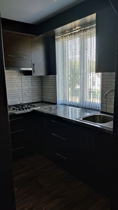 Продам 4-х кімнатну квартиру з автономним опаленням .