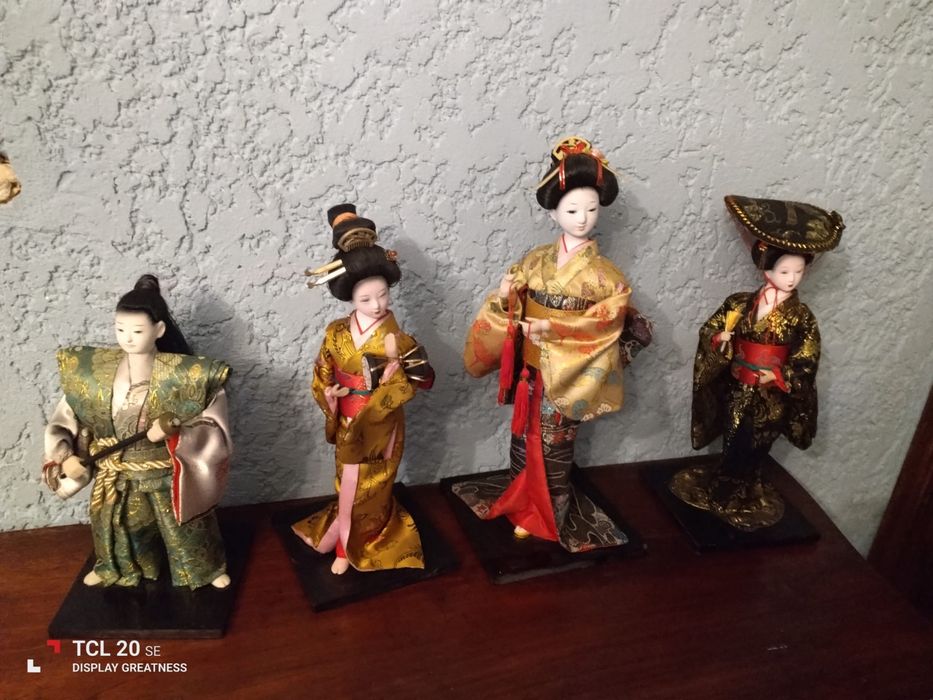 Quatro figuras de chinesas em porcelana