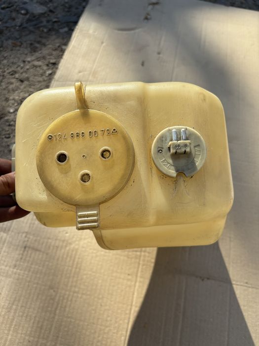 Продам бачок стеклоочистителя на w124