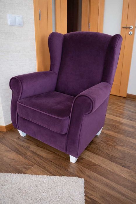 Cadeirão Elegante em Veludo Roxo – Como Novo