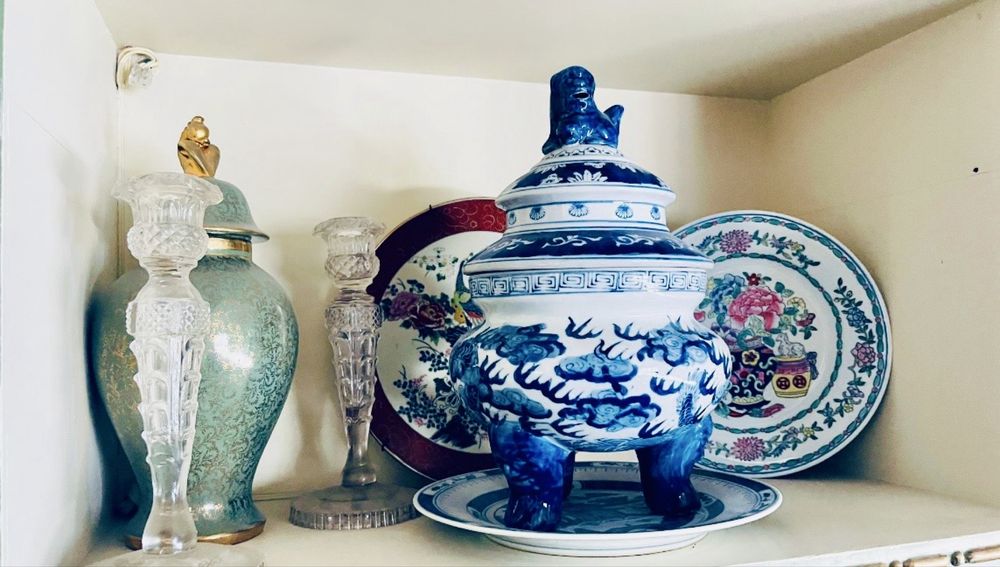 Jarras, porcelanas e bibelots decorativos de sala