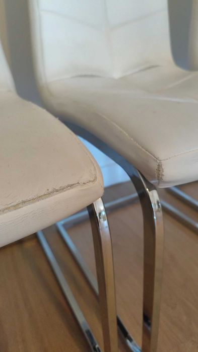 Cadeiras brancas com pés metalizados