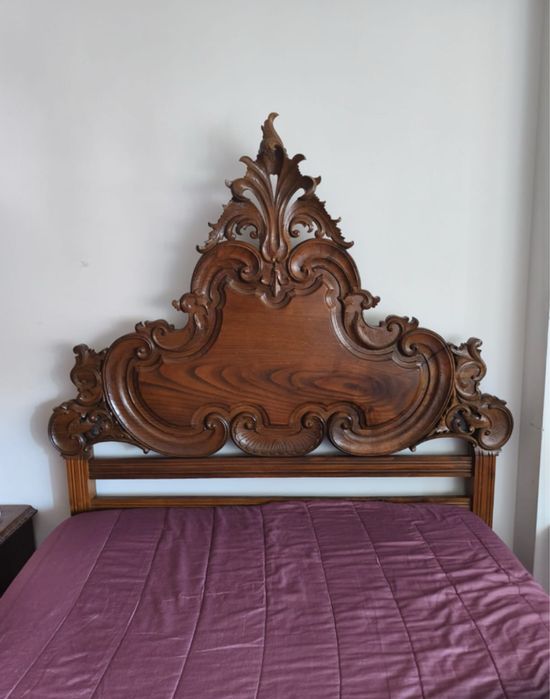 Cama de casal , comoda , mesas de cabeceira e espelho