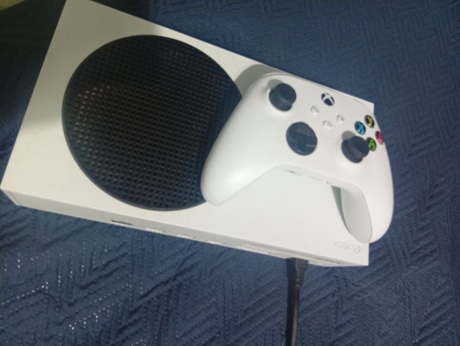 Xbox com cabos e está nova