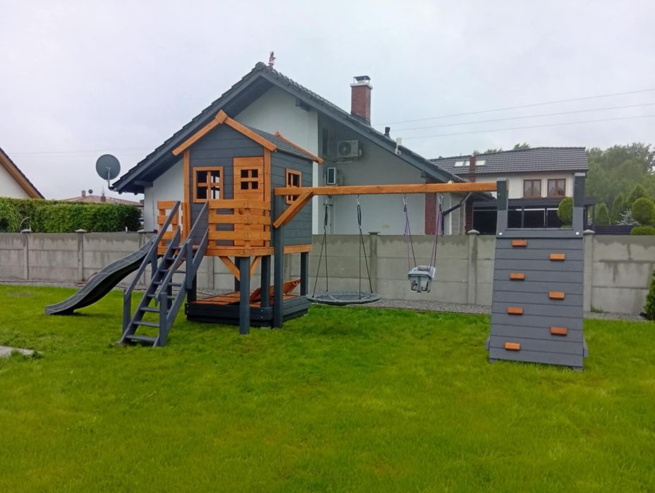 Plac zabaw dla dzieci, drewniane domki dla dzieci