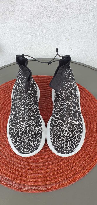 Sneakersy Guess z kryształkami