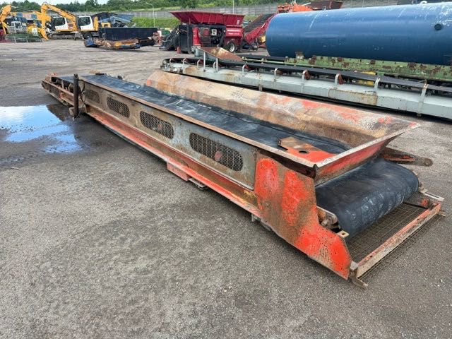 taśma zdawcza materiału z napędem hydraulicznym finlay 693