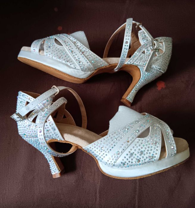 Sapatos de Senhora Novos de Cerimonia