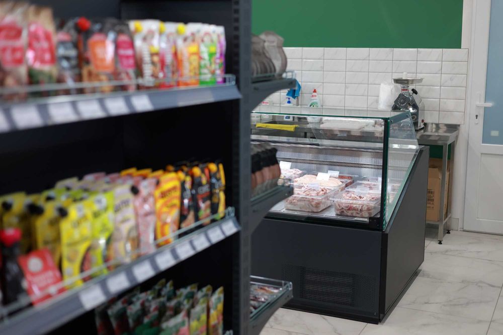 Енергоефективна холодильна гастрономічна вітрина в наявності є розміри