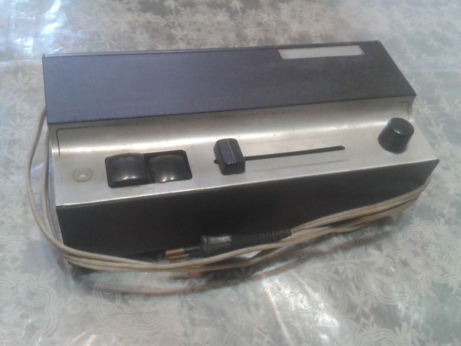 Телевизор Филипс 28 дюймов в комплекте с устройствами.