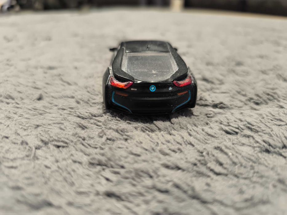 Zabawkowy samochodzik BMW i8