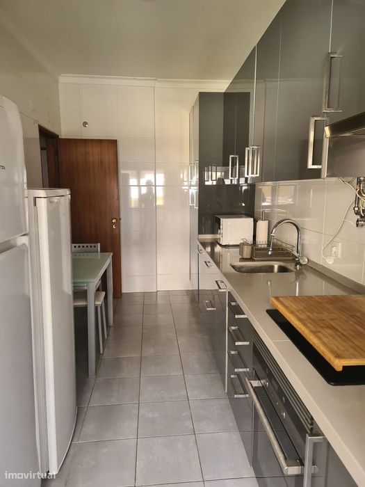 Apartamento T3, parcialmente mobilado. Pragal - Almada.