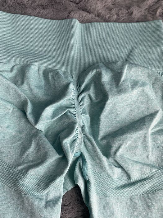Legginsy sportowe ze szwem podkreślającym pośladki