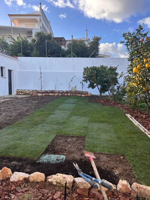 manutenção de jardins , limpeza de terrenos e construção.