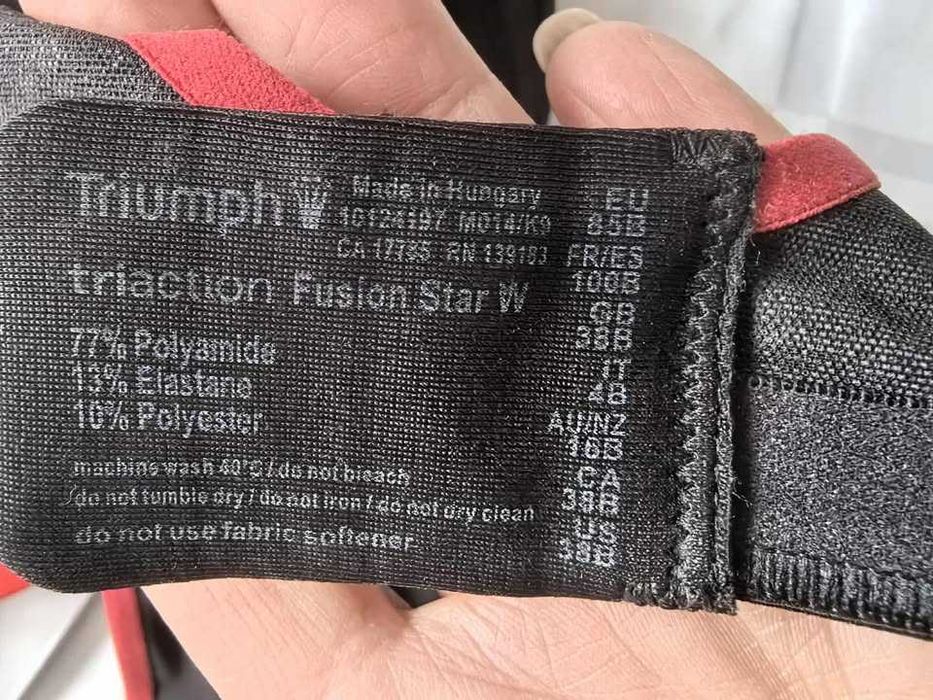 Fajny sportowy biustonosz miękki marki Triumph rozmiar 80B