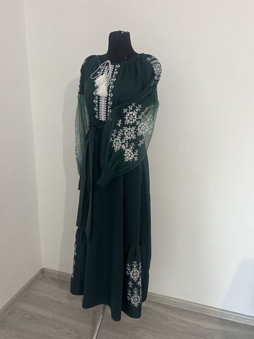 Модні вишиті плаття