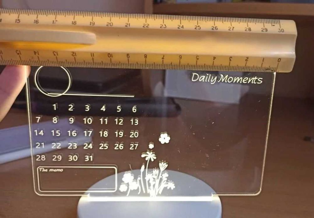 Акриловая прозрачная светящаяся доска с календарем для заметок.