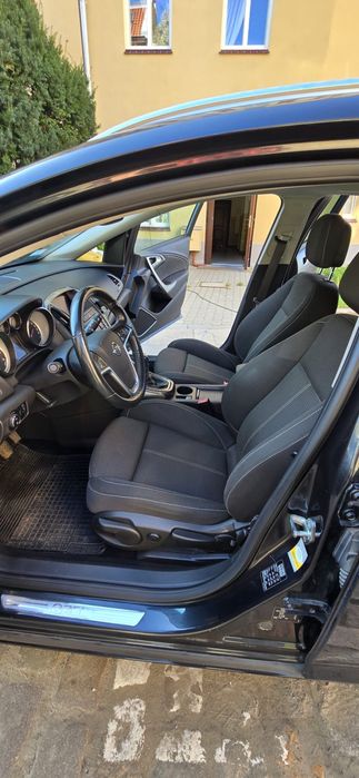 Czarny Opel Astra