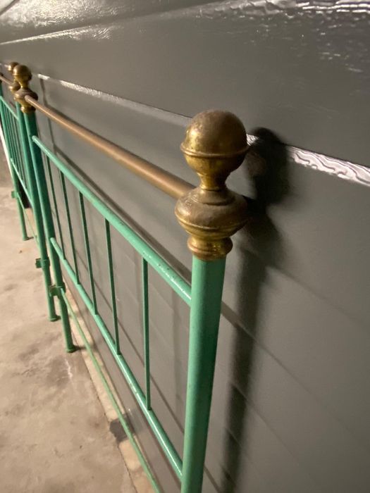 Cama de ferro antiga