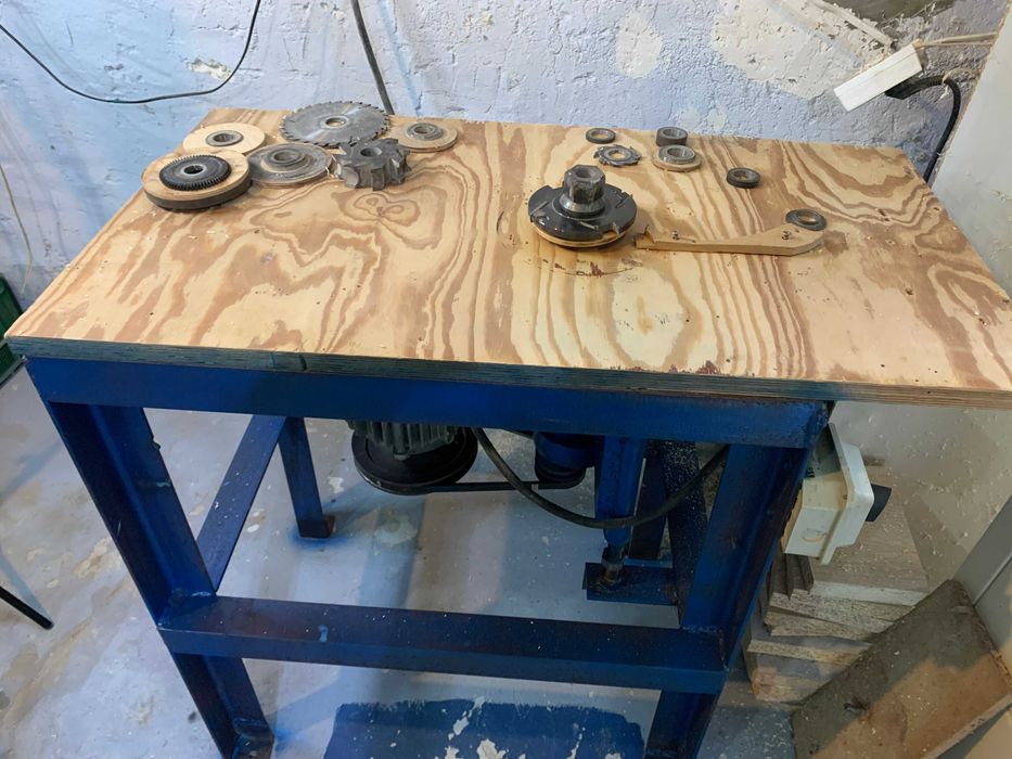 Frezarka dolnowrzecionowa, film na youtube