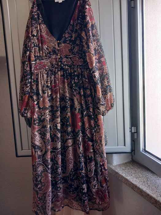 Varios vestidos como novos