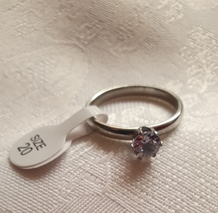 Piękny pierścionek w kolorze srebra z centralnym oczkiem, 20mm