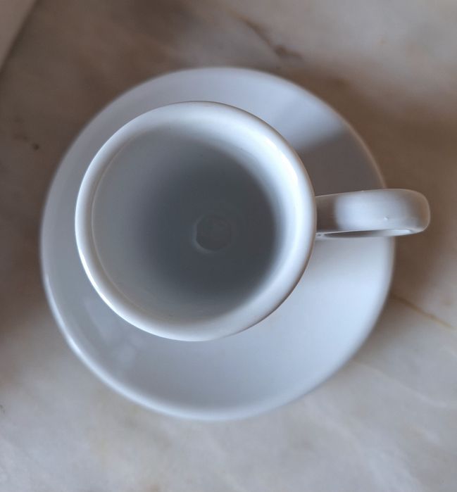 Conjunto de chavnas e pires para café.