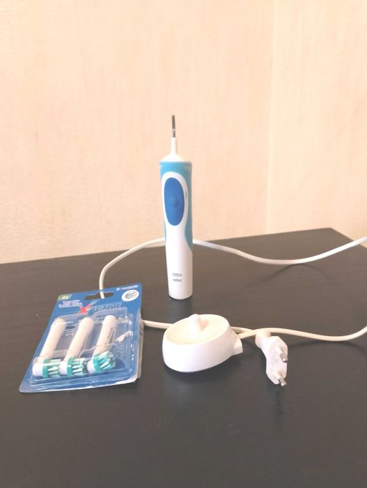 зубная щетка электрическая Oral-B Braun 3 насадки  зарядное устройство