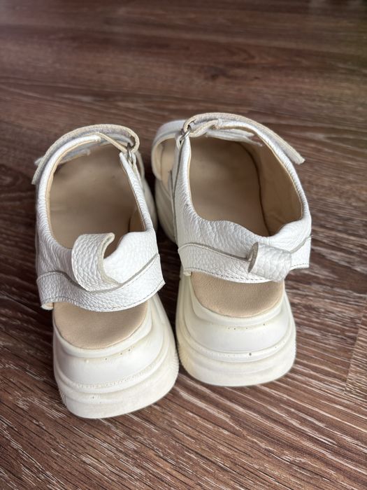 Жіночі шкіряні босоніжки на платформі 37