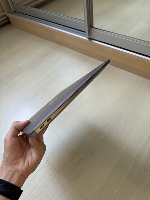 Macbook Air 2020 i3 8 256 11 циклів ідеал