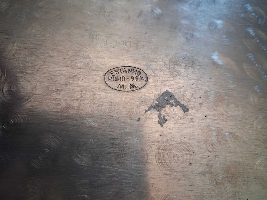 Terrina com travessa em estanho trabalhado  Peças muito pesadas