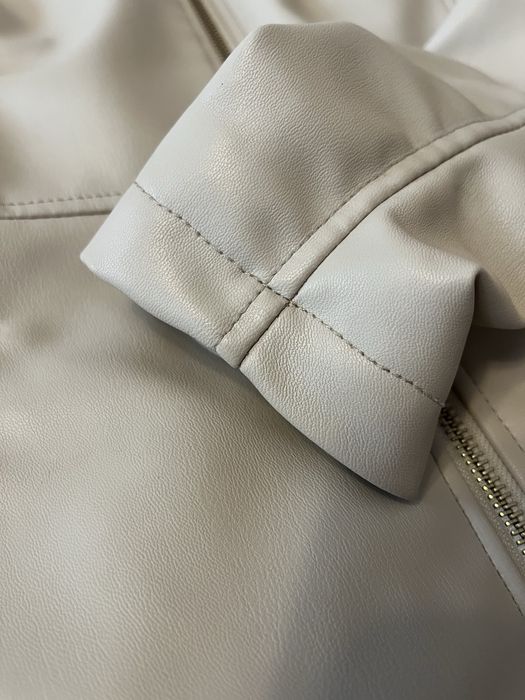 Молочна куртка zara , розмір s