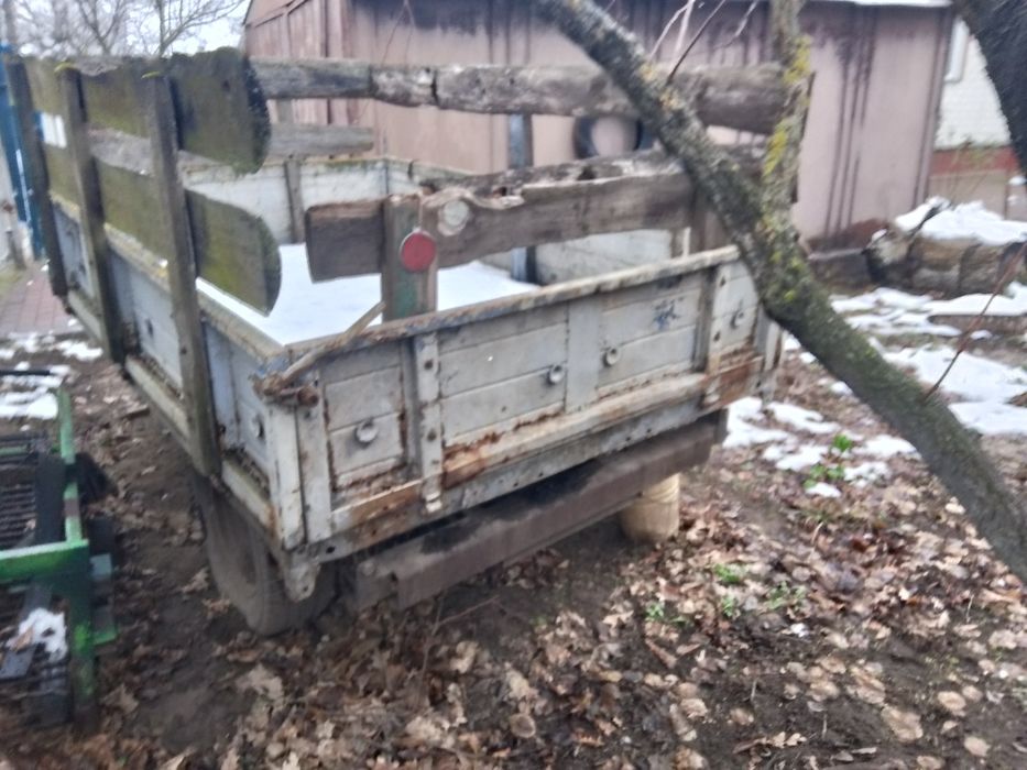 Продам причеп одноосний із гідроциліндром та із запасним колесом .