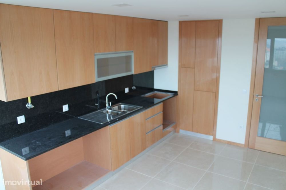 T3 grande com garagem para 2 carros