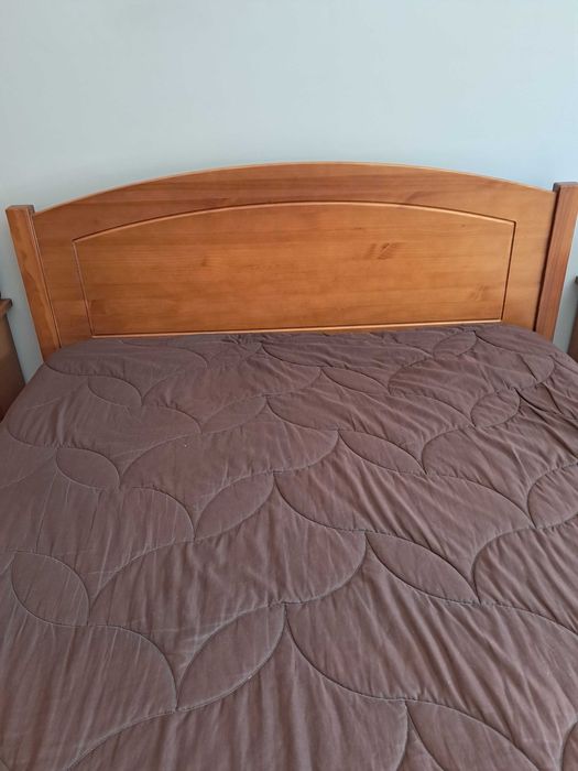Cama casal com comoda e espelho