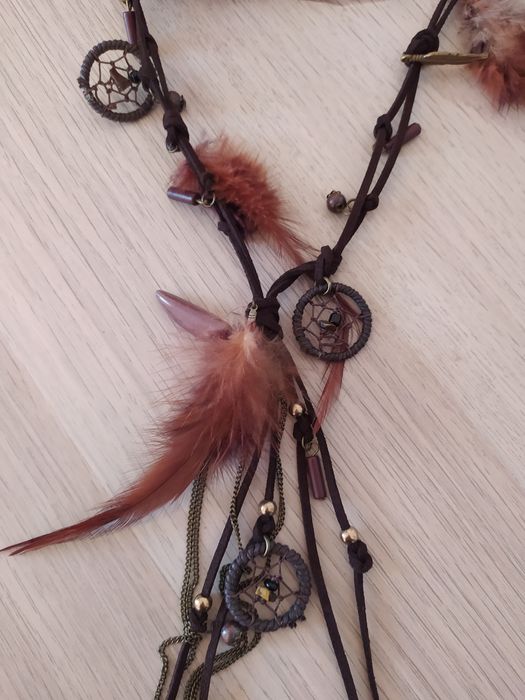 Colar em cabedal e penas