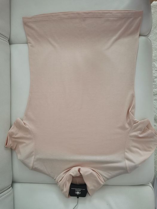 Jasnoróżowy t-shirt z golfem