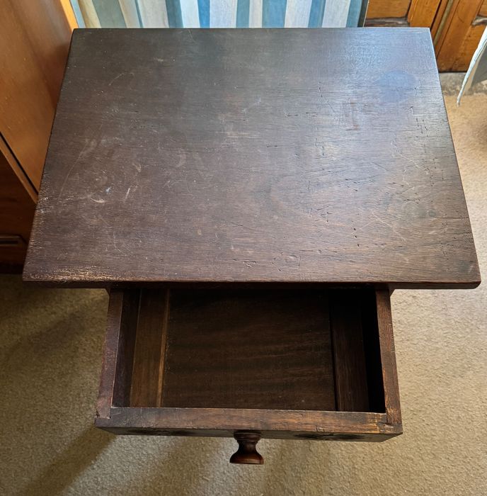 Mesa de apoio antiga em madeira com gaveta