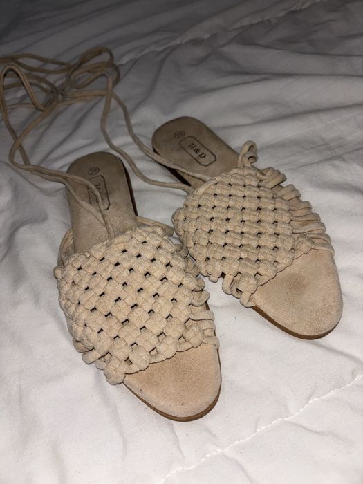 Sandalias com fio para atar na perna