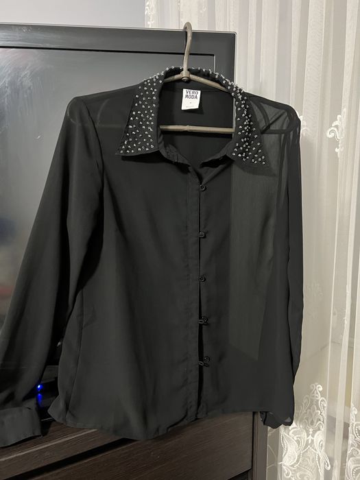 Чорна блуза з цікавим комірцем VERO MODA
